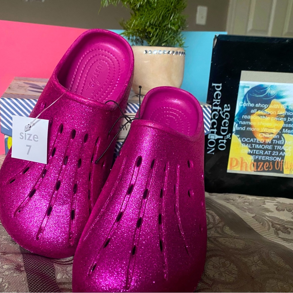 Hot Fushia pink crocs size 7